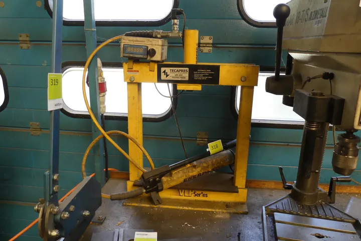 Tecapres Gasfeder-Testpresse mit Enerpac Hydraulikpumpe Modell: UM-102